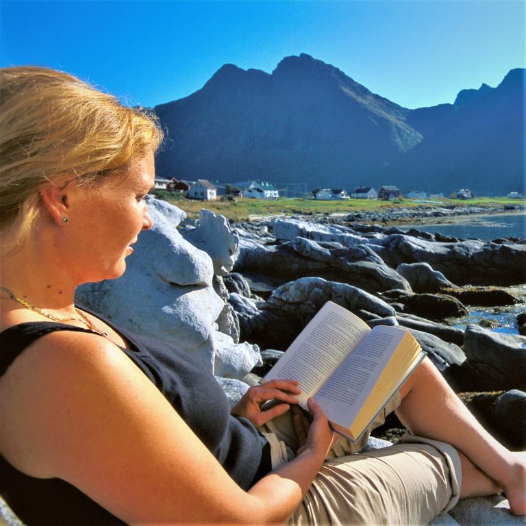 Relaxing with a book in Lofoten. Foto: Terje Rakke / nordnorge.com
