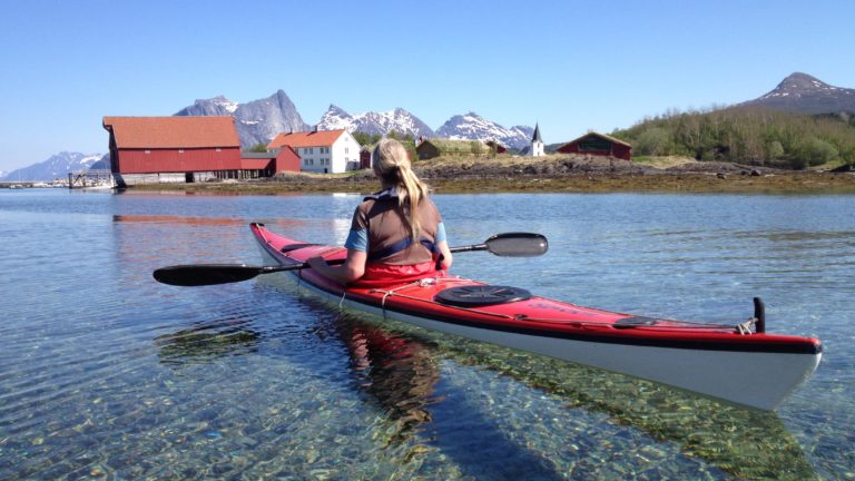 Vårtur i havkajakk på Kjerringøy. Foto: Roger Johansen / nordnorge.com