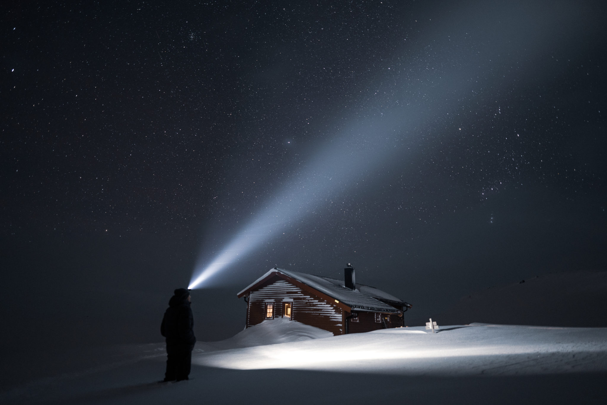 Bjellåvasstua under stjernene. Foto: Zdeno Dvorak / Salten friluftsråd