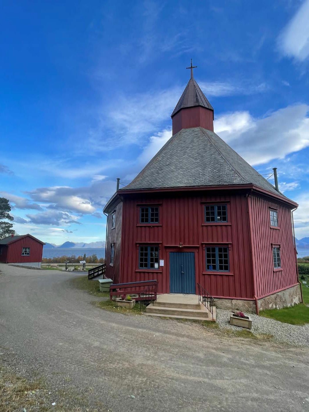Hadsel kirke fra oversiden. Foto: Kari Ann Olsen Lind / Pilegrim i Nord