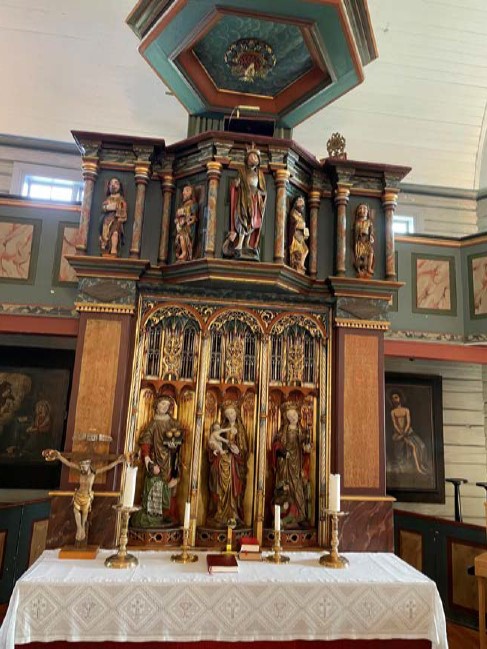Prekestolen over alteret i Hadsel kirke. Foto: Kari Ann Olsen Lind / Pilegrim i Nord