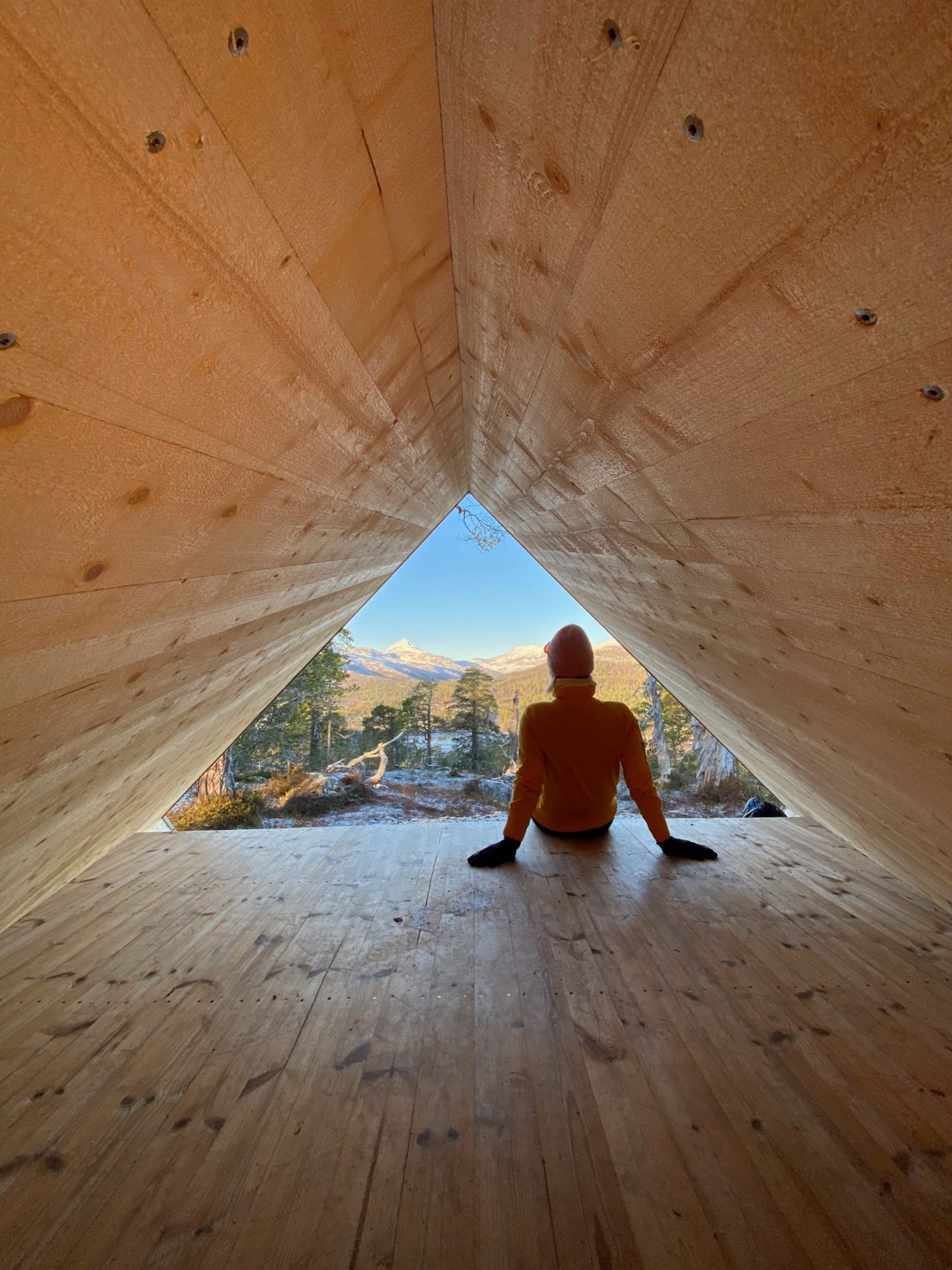 View from the wind shelter at Ånderdalen National Park towards the Senja autumn © Cathrine Solstrand