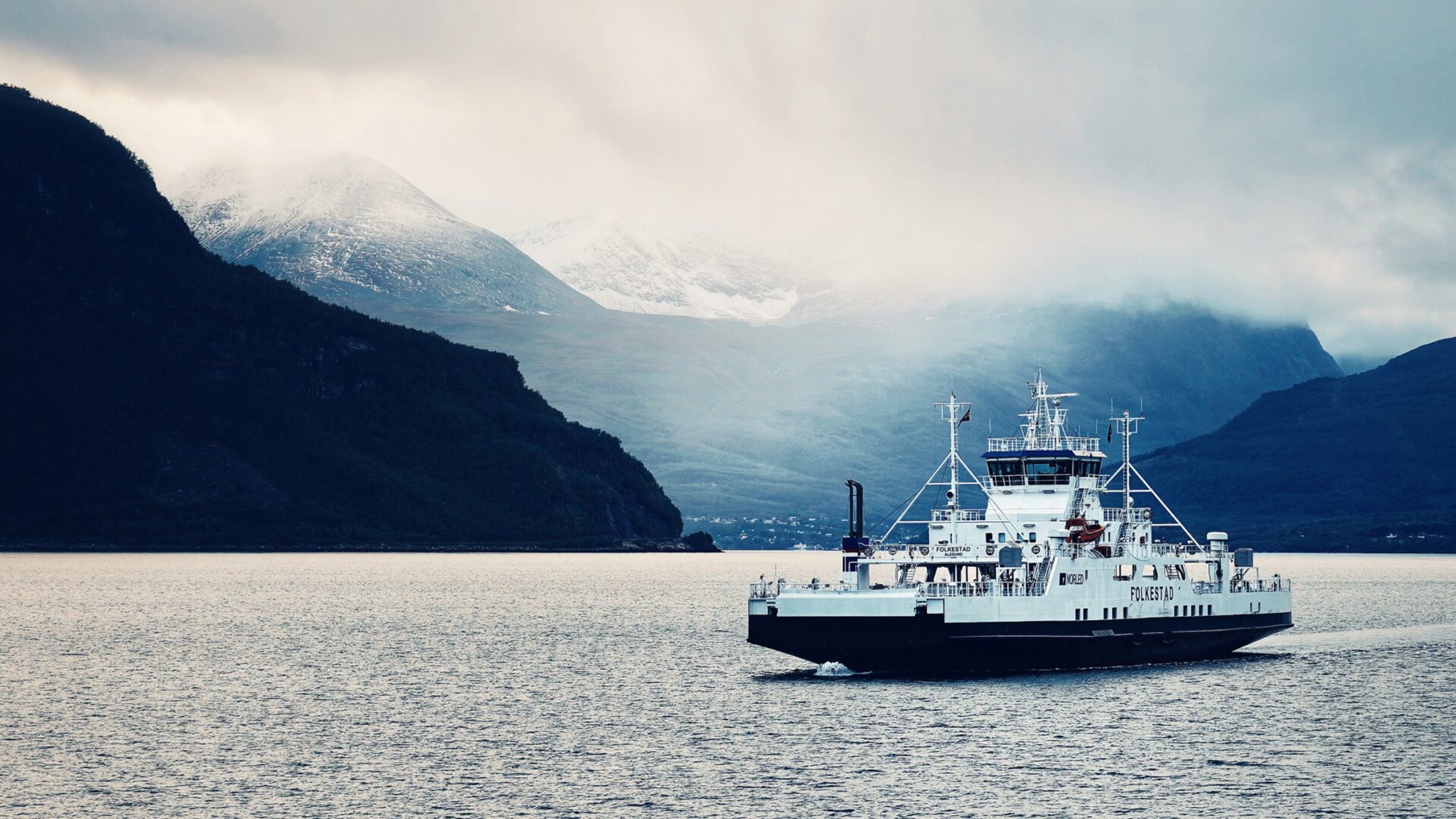 The Ullsfjord ferry © Petr Pavlíček / Visit Lyngenfjord