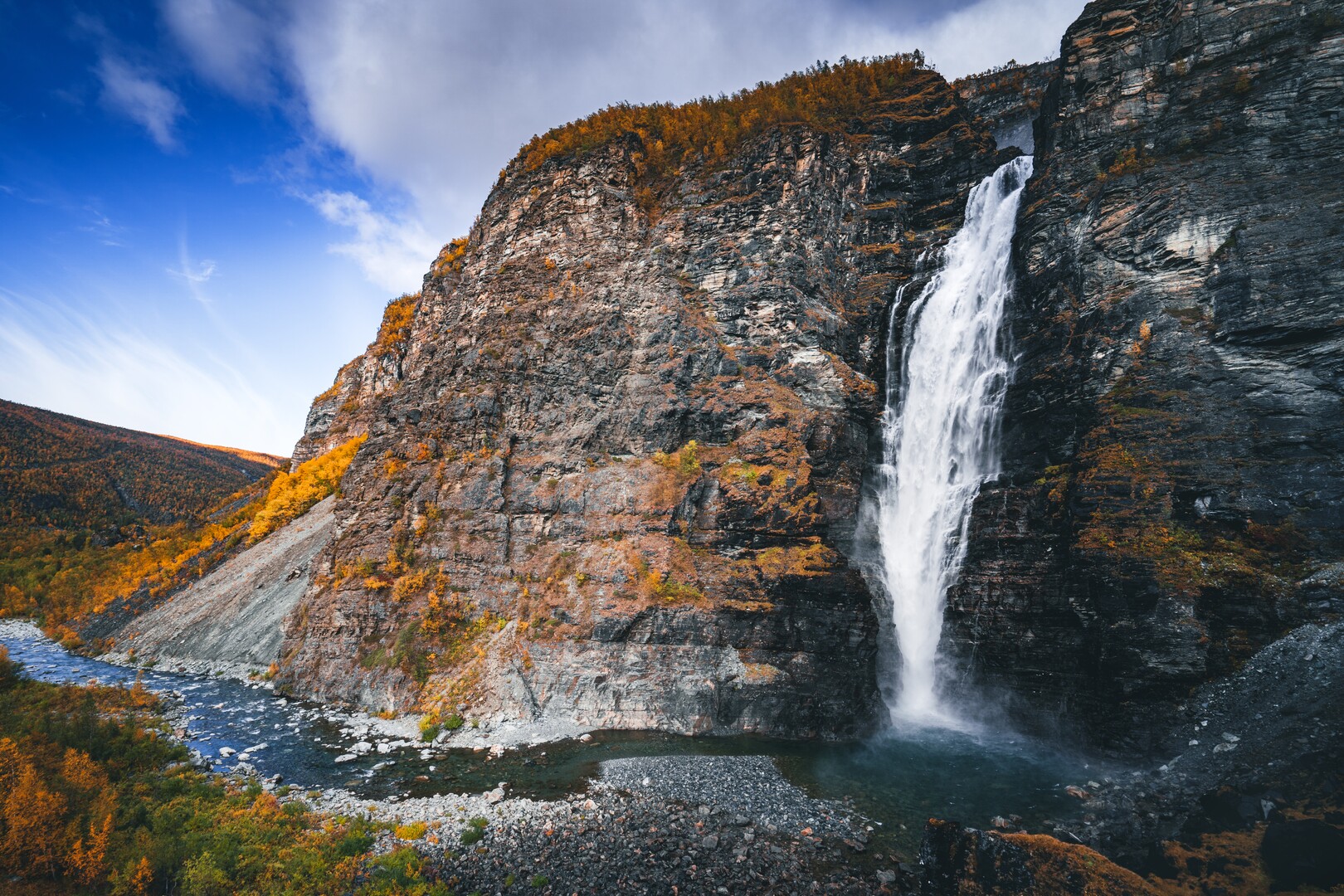 The Mollisfossen waterfall drops 269 metres into the Reisadalen valley © Petr Pavlíček