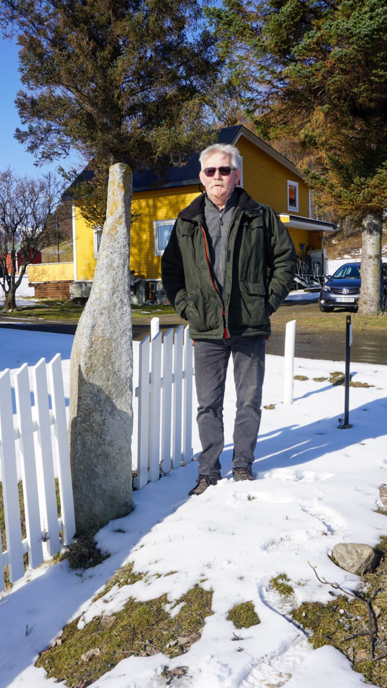 Bjørn Johannessen tok meg med på tur rundt på Bjarkøy. Her ved "Pila", en bautastein fra jernalderen © Knut Hansvold