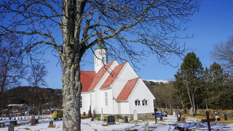 Kirken sto opprinnelig på Sandsøy, men ble flyttet til Bjarkøy på 1800-tallet © Knut Hansvold