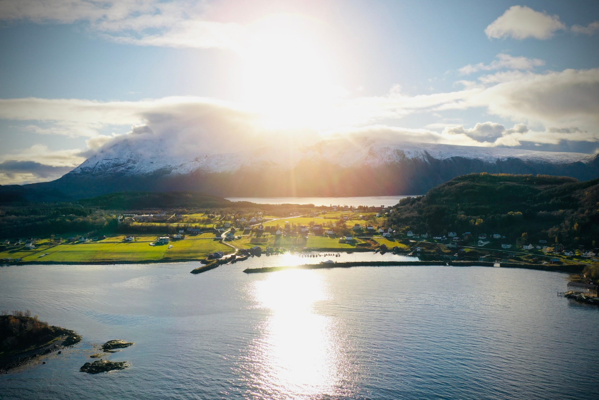 View over the island of Bjarkøy from the north towards the south. The central part is a low isthmus which is easy to navigate on foot, with lots of history © Øivind Arvola / Harstad kommune