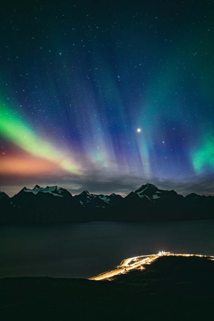 The Lyngen Alps and the Northern Lights, seen from Dalberget, near Djupvik, Lyngenfjord © Petr Pavlíček/Visit Lyngenfjord