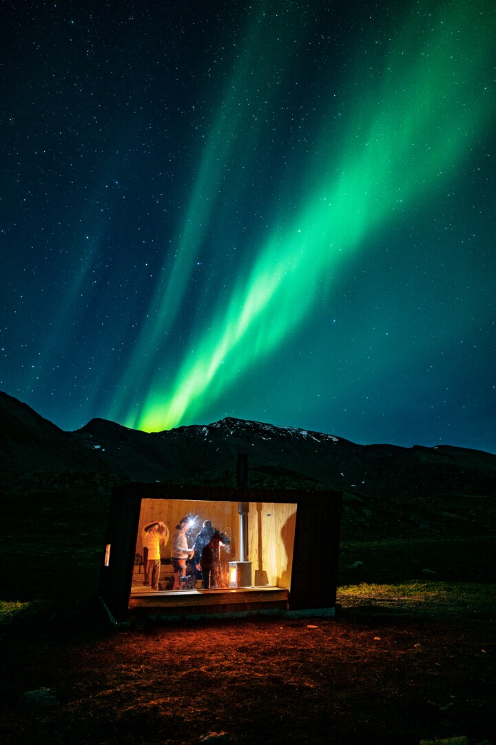 The shelter at Dalberget in Kåfjord, Lyngenfjord. Yes, and the Northern Lights © Petr Pavlíček/Visit Lyngenfjord
