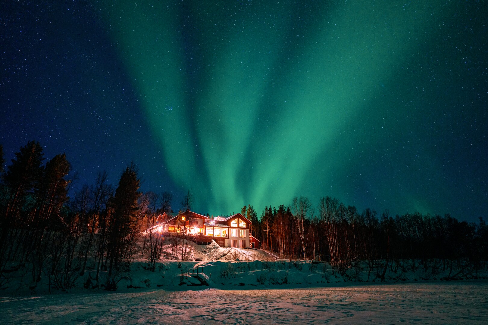 Reisa Lodge under the Northern Lights © Petr Pavlíček / Visit Lyngenfjord