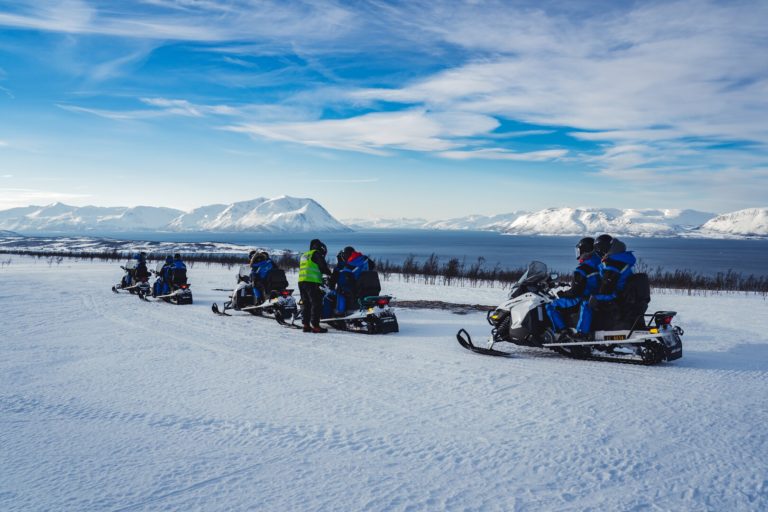 A bit of assistance from the guide when snowmobiling in Lyngenfjord © Petr Pavlíček / Visit Lyngenfjord