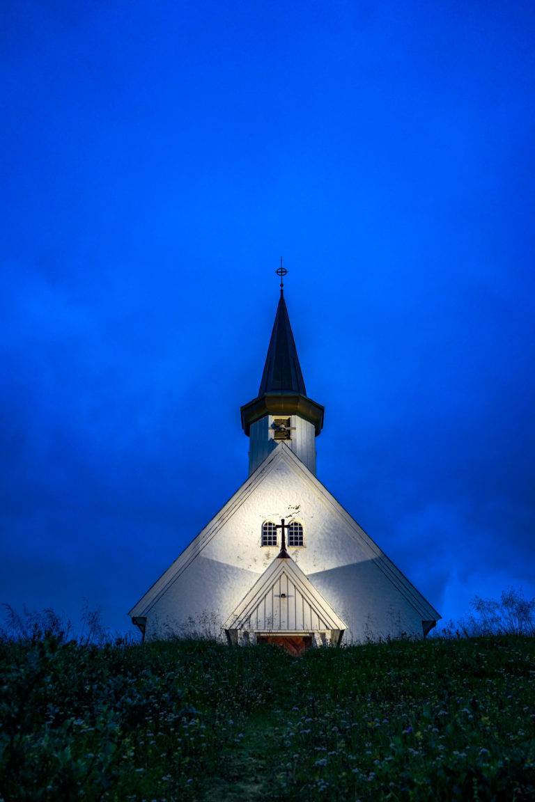 Berlevåg kirke fra 1960 er tegnet av Hans Magnus, og er en av gjenreisningskirkene etter krigen © Katelin Pell