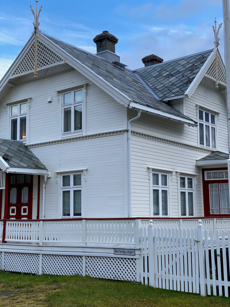 Sveitserhus i Kongsfjord, et sjeldent syn i Finnmark © Knut Hansvold
