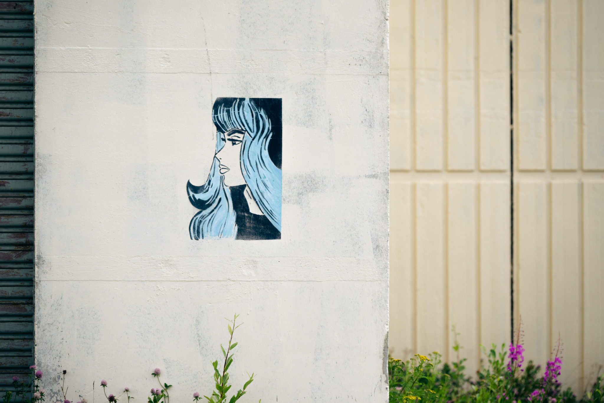 Ansikt i blått på en vegg i Sulitjelma © Marie Nystad Helgesen