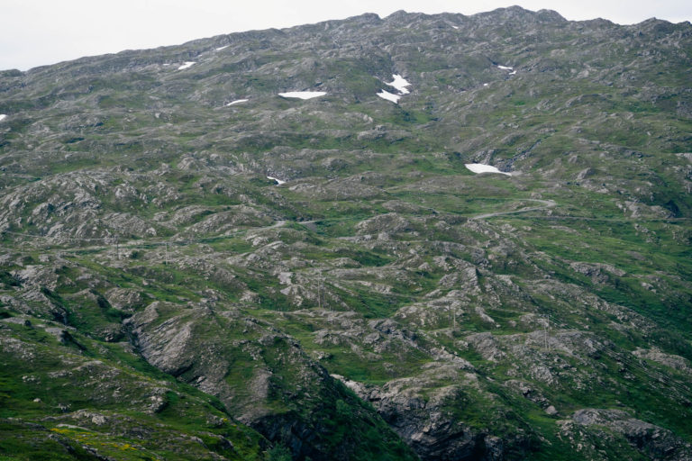 Veien slynger seg oppover fjellsida mot den siste av gruvene i Sulitjelma © Marie Nystad Helgesen
