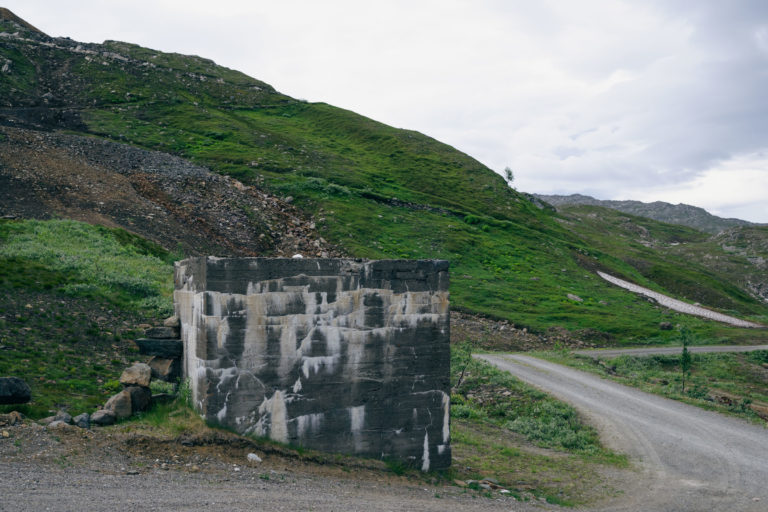 Grønne lier og sår i landskapet etter hundre års gruvedrift  i Sulitjelma © Marie Nystad Helgesen

