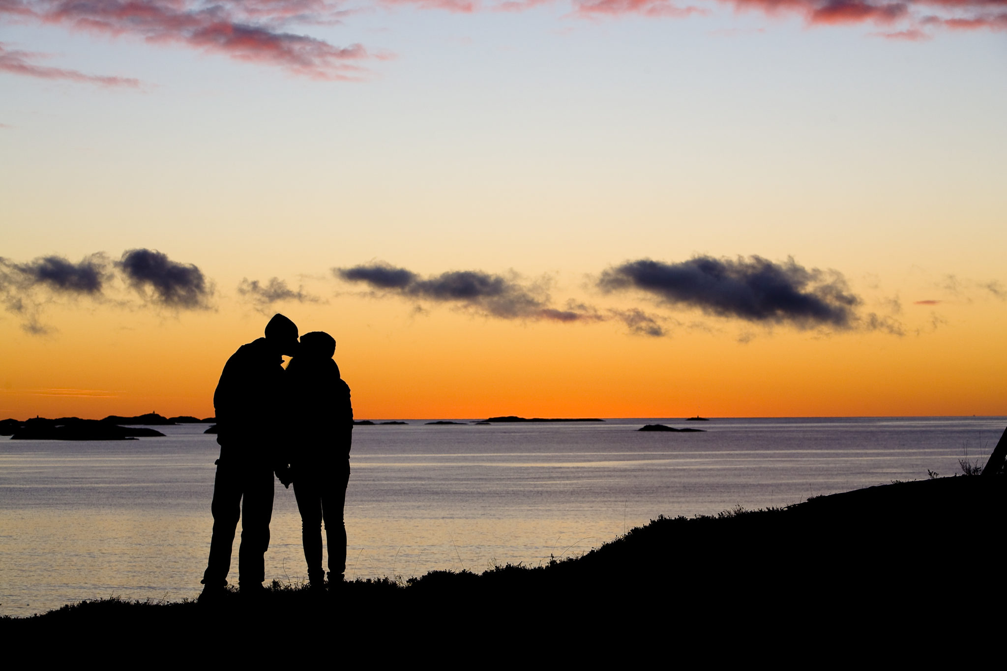 Colorful sky over a romantic couple in Lofoten. Photo: Espen Mortensen / nordnorge.com