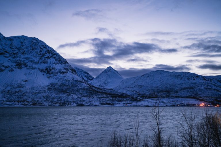 Blue tones colour the day in the Polar Night © Petr Pavlíček / Visit Lyngenfjord