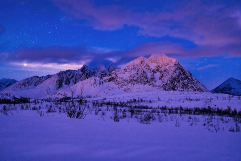 The mountain tops go from pink to blue as the afternoon progresses in the Polar Night © Petr Pavlíček / Visit Lyngenfjord
