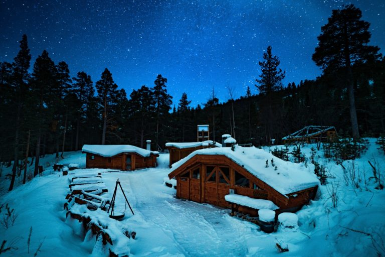 A winter's night in the Reisadalen Valley © Petr Pavlíček / Visit Lyngenfjord
