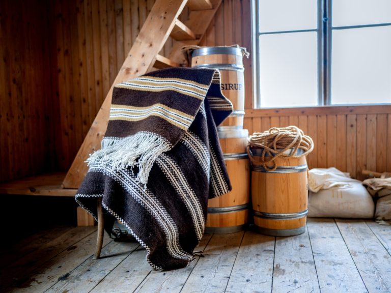 Rátnu (in Norwegian grene) is a Sami woollen blanket, woven in homes in Manndalen. They were sold at the Skibotn marked and could be used notably as a duvet or line the inside of a reindeer sleigh © Petr Pavlíček / Visit Lyngenfjord