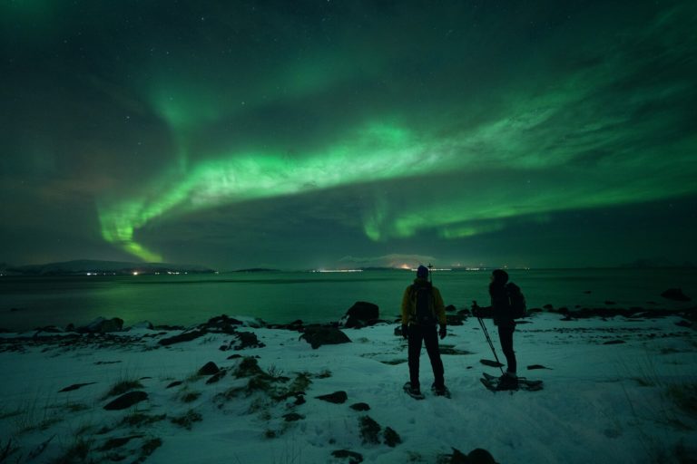 Das Nordlicht spielt mit den Wolken bei Lyngstuva, der nordöstlichen Spitze der Lyngen-Halbinsel. Die Inseln Karlsøy und Vanna liegen im Westen © Petr Pavlíček / Visit Lyngenfjord