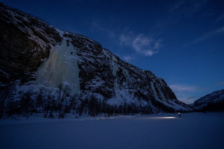 In a deep blue, the short winter's day bids farewell © Petr Pavlíček / Visit Lyngenfjord