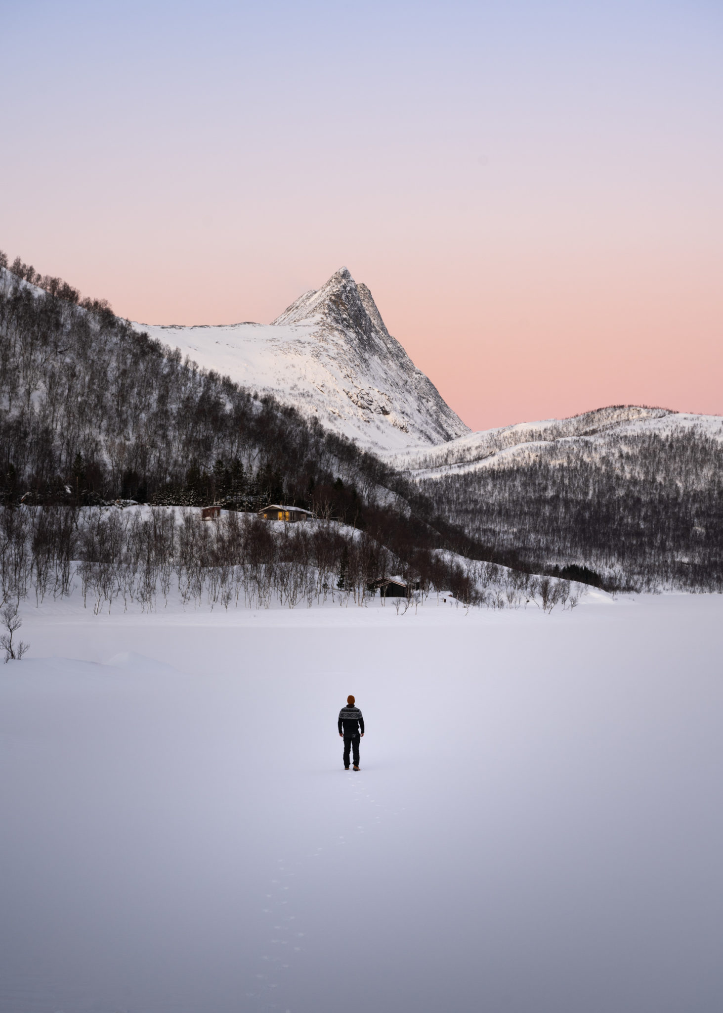 Gefrorener See und das kurze Dämmerlicht mitten im Winter auf der Insel Senja © Kristoffer Vangen