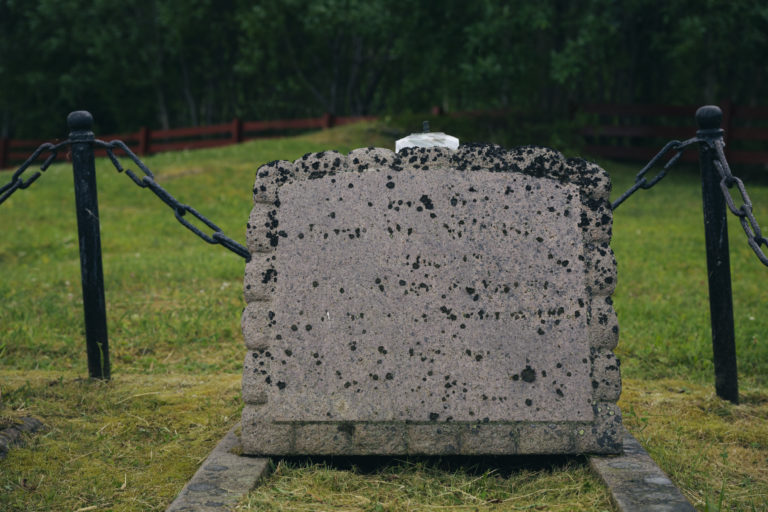 Mange av gravsteinene er i dag uleselige. © Marie Nystad Helgesen