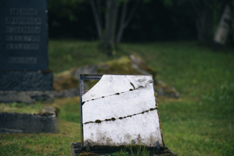 Svovelkis har fjernet skriften på mange gravsteiner. © Marie Nystad Helgesen