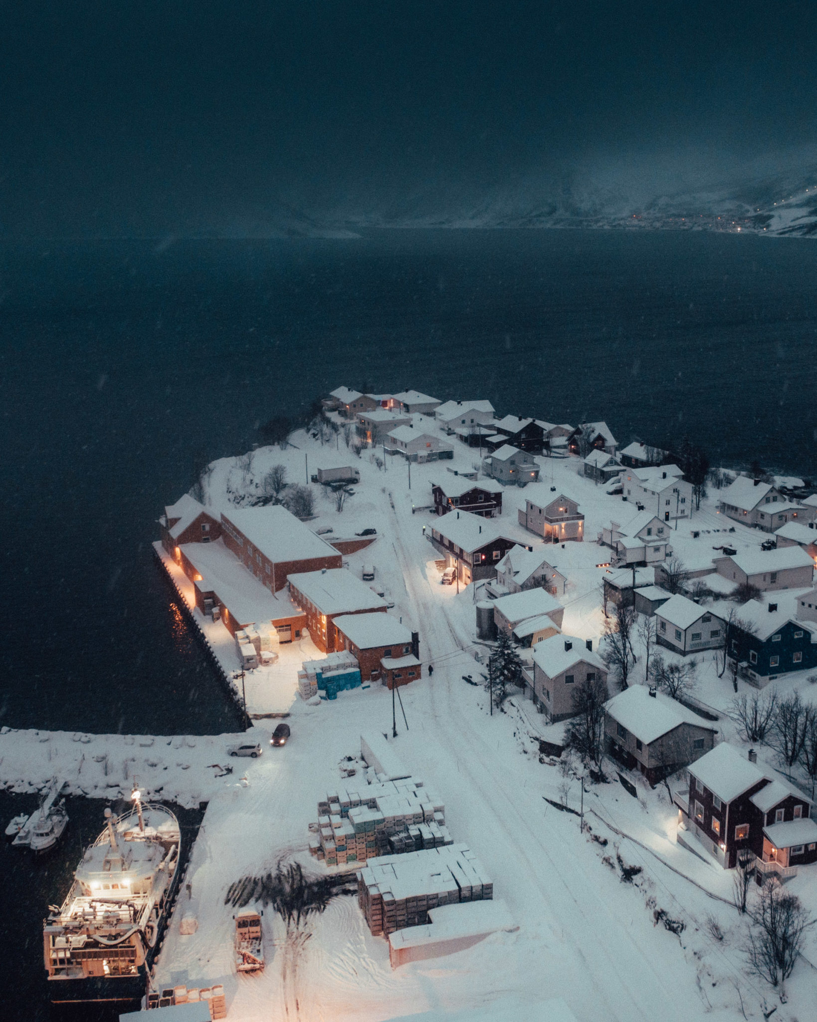 Trawler delivering fish at Husøya © Steffen Fossbakk