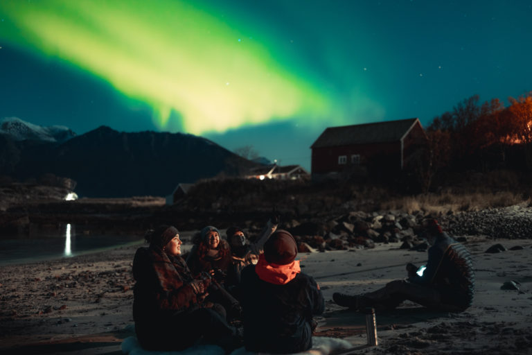 Tur i fjæra ved Elgsnes. Og så dukka ho Aurora opp © André Askeland / Arctic Concepts