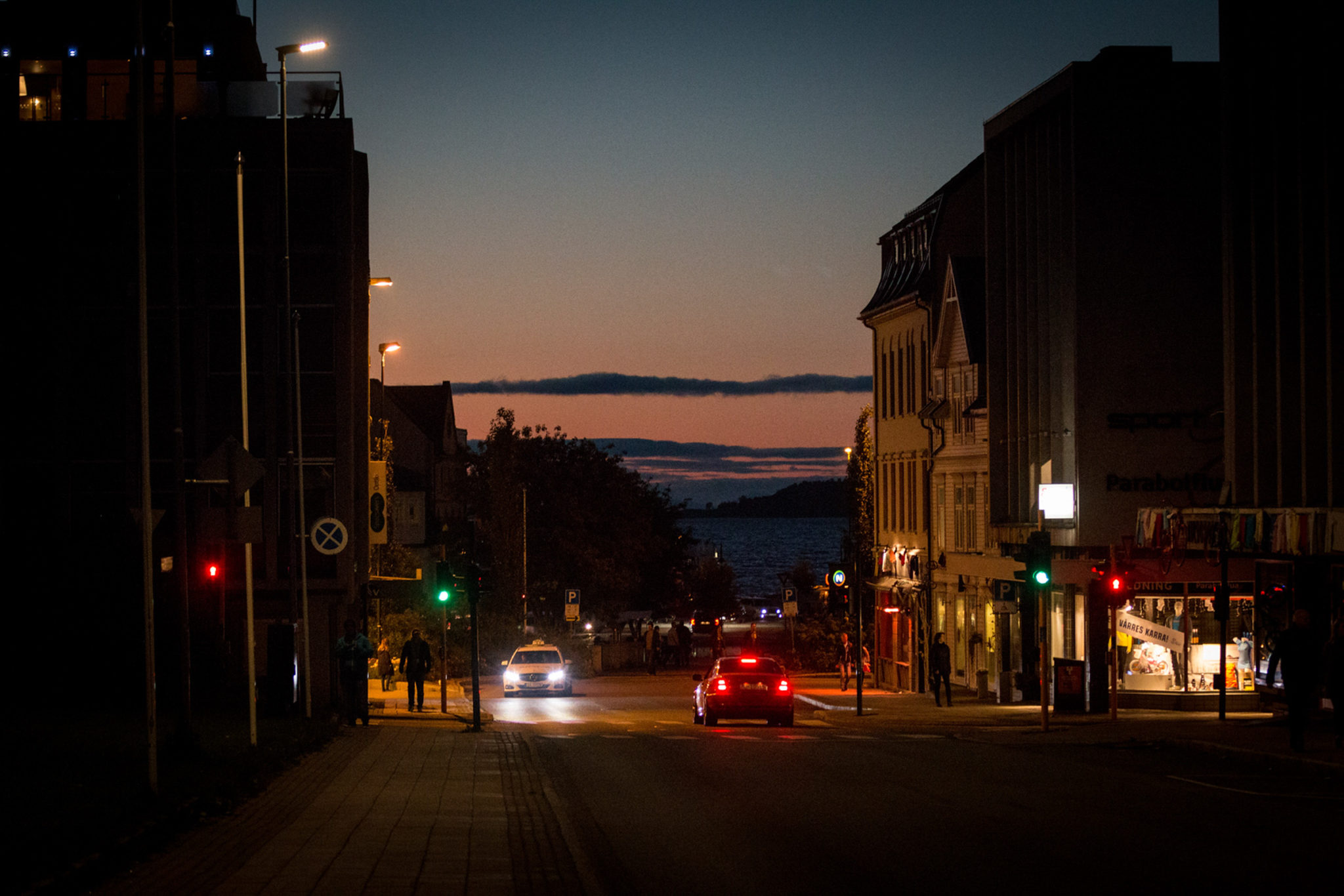 The autumn night is falling over the Storgata street in Harstad © Øivind Arvola