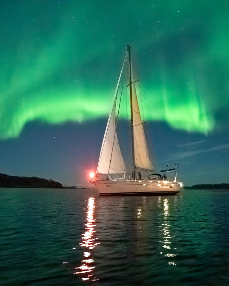 A quiet Northern Lights night among the islands © Emmet Sparling / Seil Bifrost