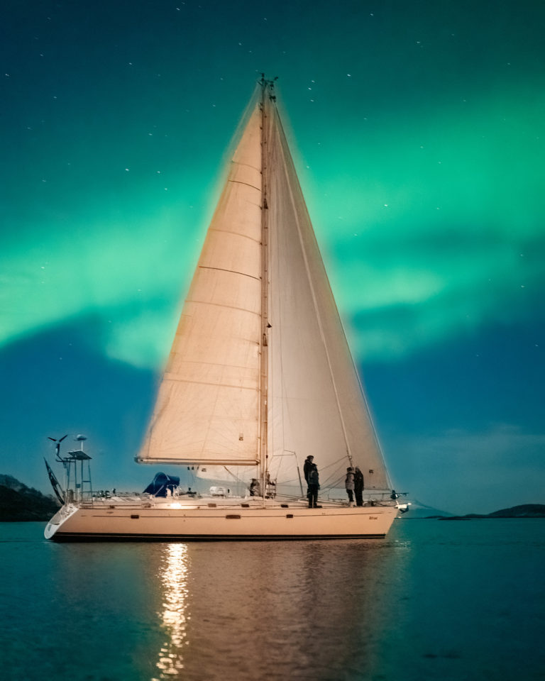 Sails and a Northern Lights pirouette © Emmet Sparling / Seil Bifrost