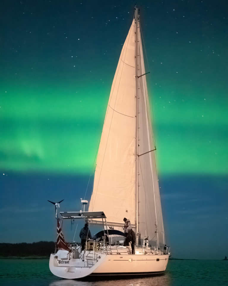 A Northern Lights night in a sailboat © Emmet Sparling / Seil Bifrost