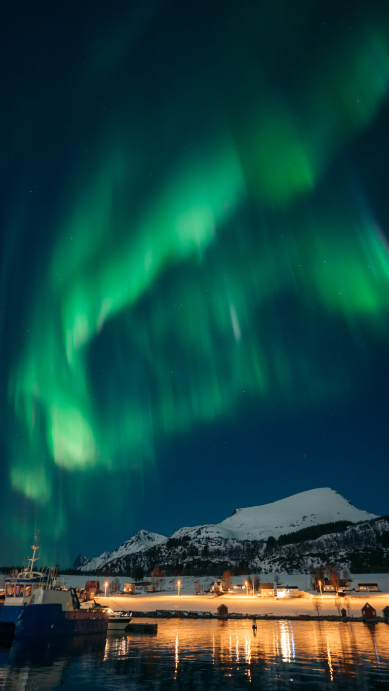 Northern Lights over white winter mountains © Emmet Sparling / Seil Bifrost