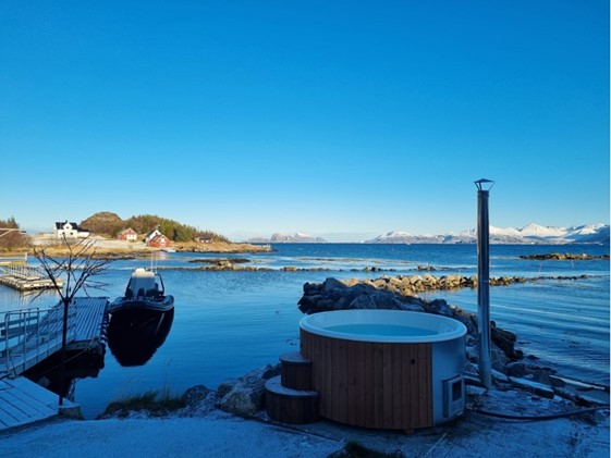 The hot tub at Laukvik waiting for nightfall and northern lights. In the north, the mountains on the next big island, Kvaløya © Go Senja