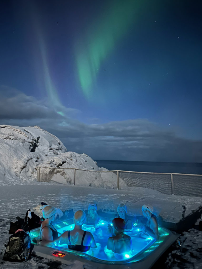 All of a sudden, the Northern Lights turn up while seated in the hot tub in Hamn i Senja © Hamn i Senja
