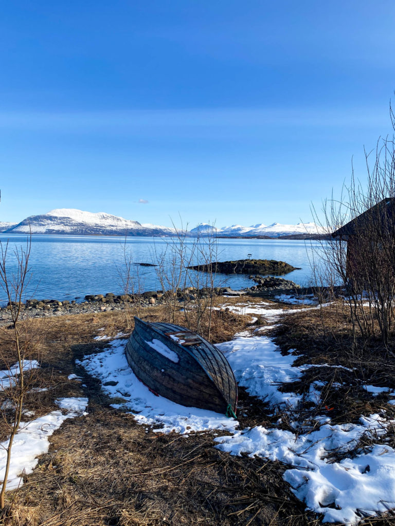 An old boat at the Path along the sea - Stien langs sjøen - in Harstad © Knut Hansvold