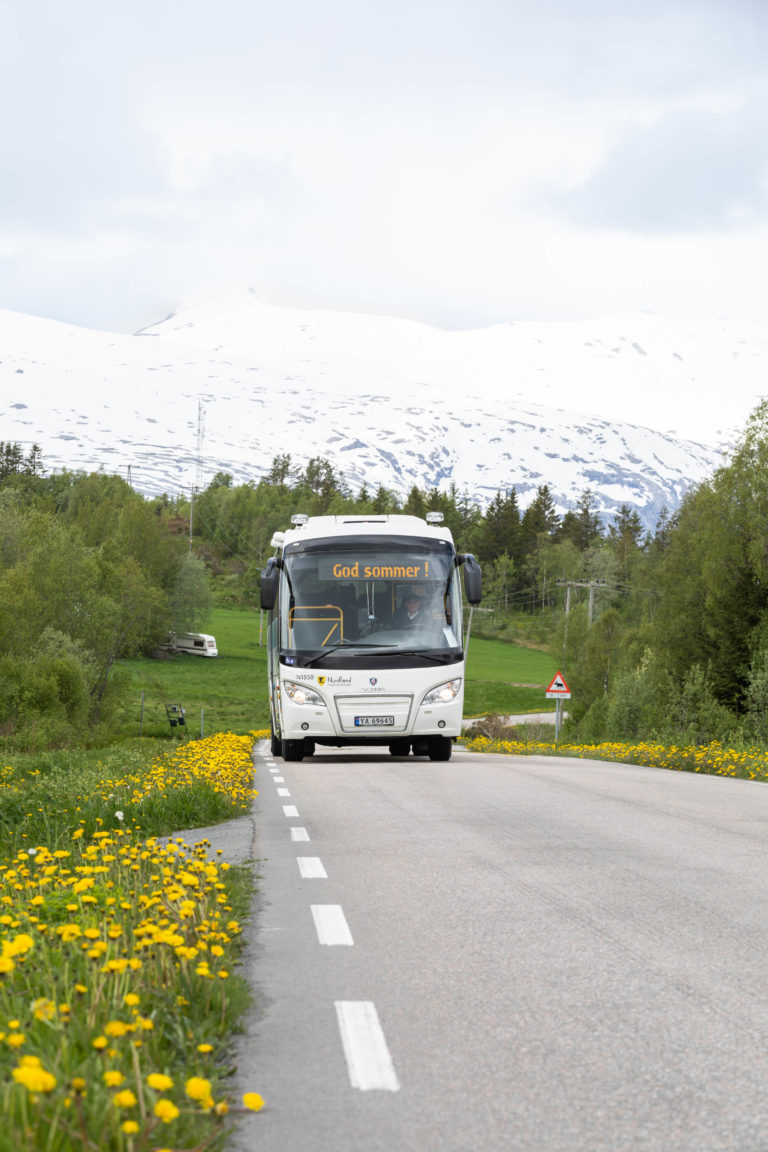 Buss på vei i Helgeland. Foto: Kathrine Sørgård / Nordland fylkeskommune / nordnorge.com