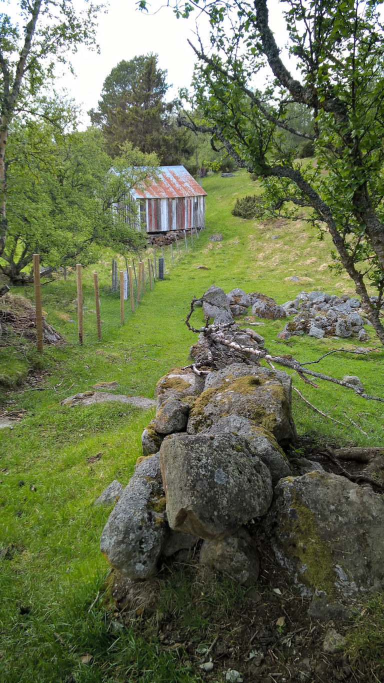 Stone piles, fences and an old barn along the cultural path Skallan - Rå © Ellen Eliseussen / Kvæfjord kommune