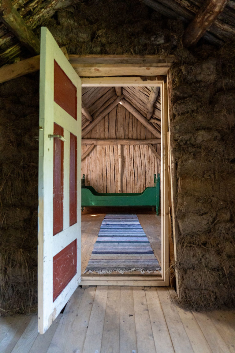 Into the single room of the Nikolaigammen turf hut in Kaperdalen valley © Dag Arild Larsen / Midt-Troms museum