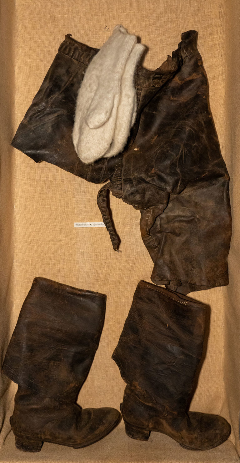 Woollen mittens and leather gear for winter fishing at the Kveitmuseet - Halibut museum - in Skrolsvik © Dag Arild Larsen / MIdt-Troms museum