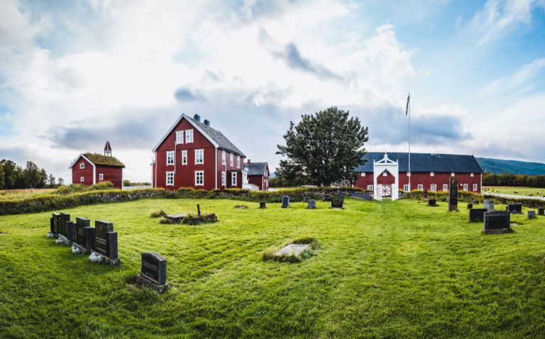 View from the steps of the Tranøy church towards the vicarage © Dag Arild Larsen/Midt-Troms Museum