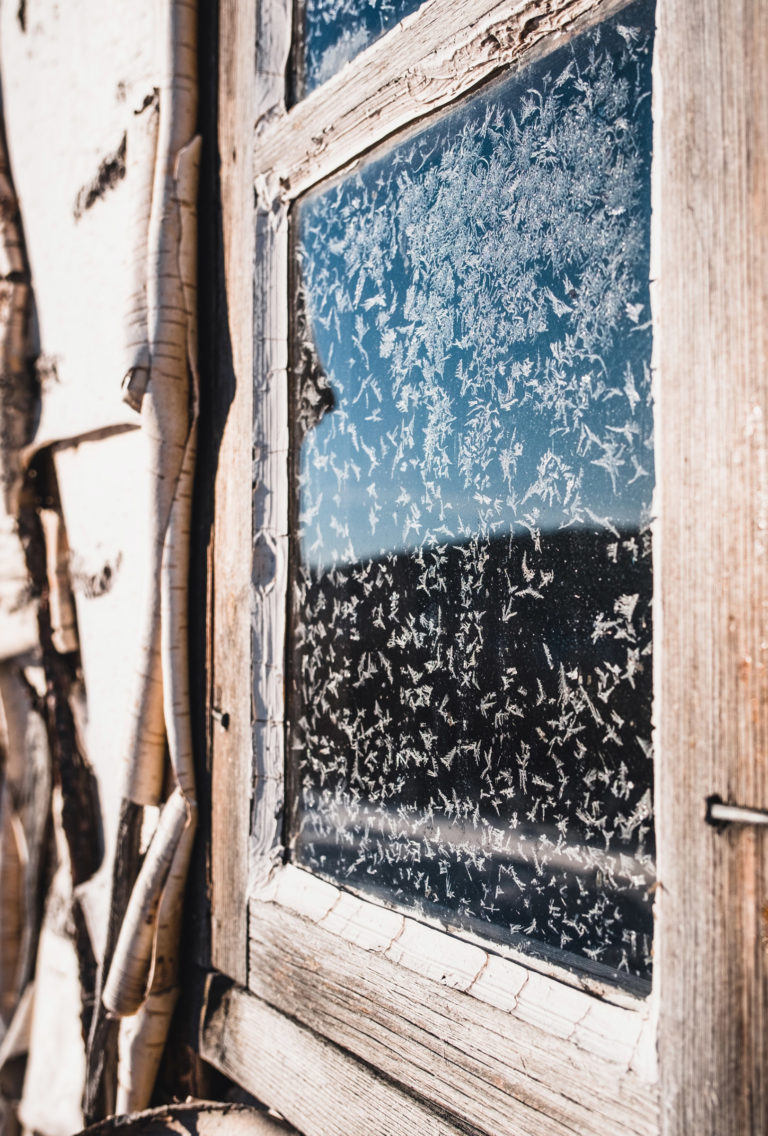 A winter's day showing at the window of the Nikolaigammen turf hut in Kaperdalen valley © Dag Arild Larsen / Midt-Troms museum