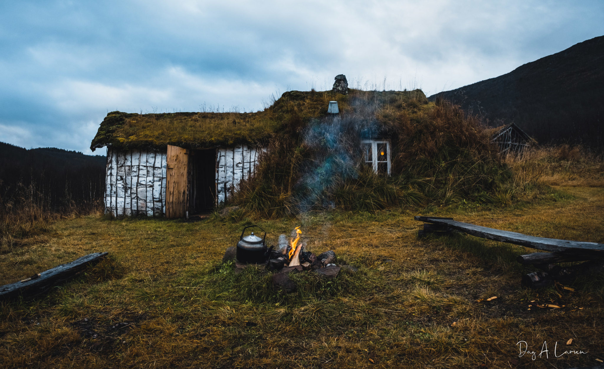 When the autumn is about to change from colourful to pale. The Nikolaigammen turf hut in Kaperdalen valley © Dag Arild Larsen / Midt-Troms museum