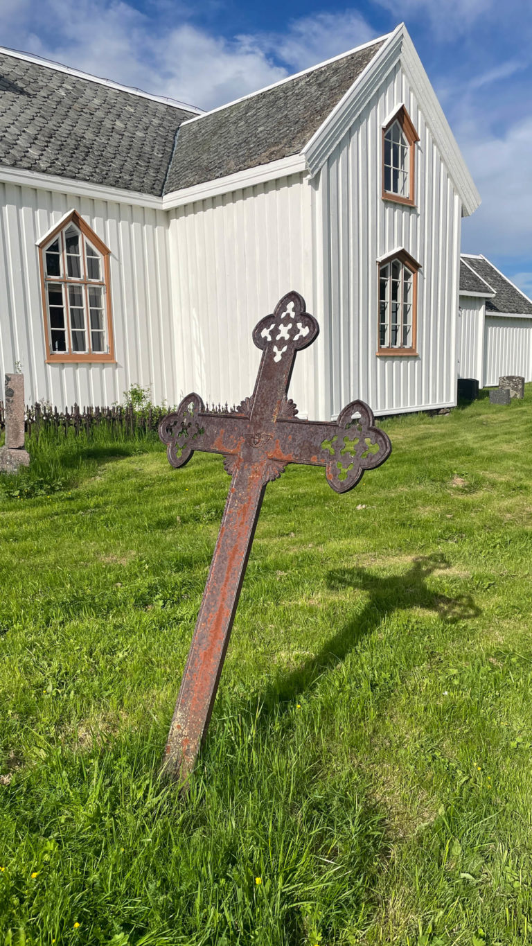 Old cross at the Tranøy church graveyard © Knut Hansvold