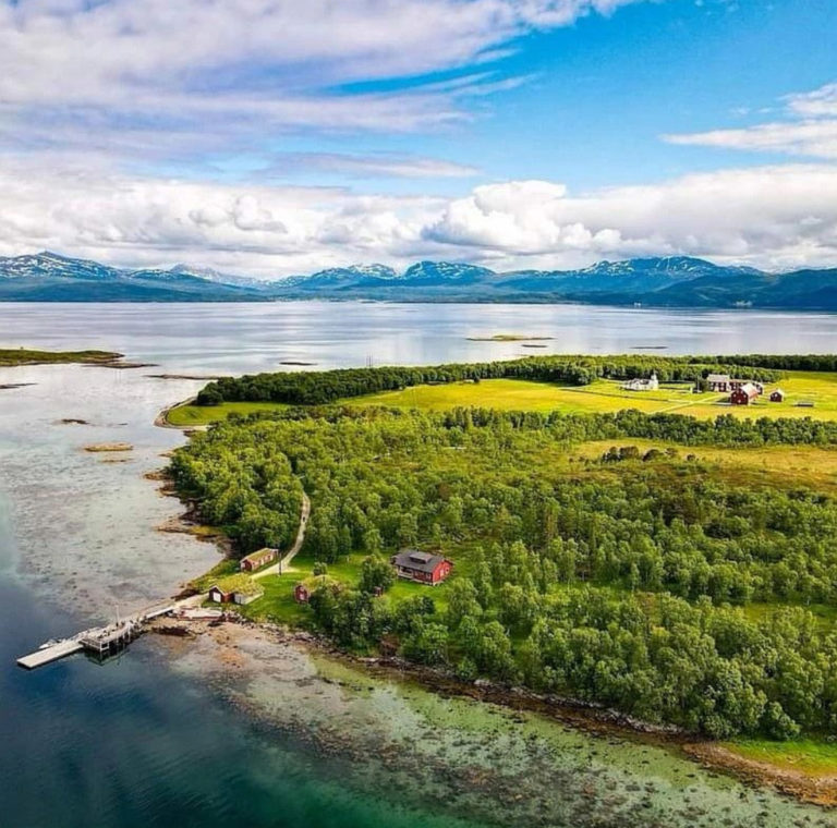 The "Sjyveien" - road from the sea - leads from the dock to the vicarage of Tranøya © Thomas Rasmussen
