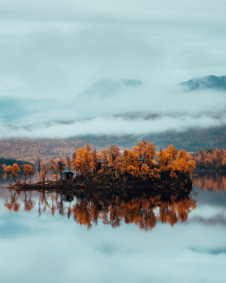 Klarer See mit Spiegelung ©Steffen Fossbakk